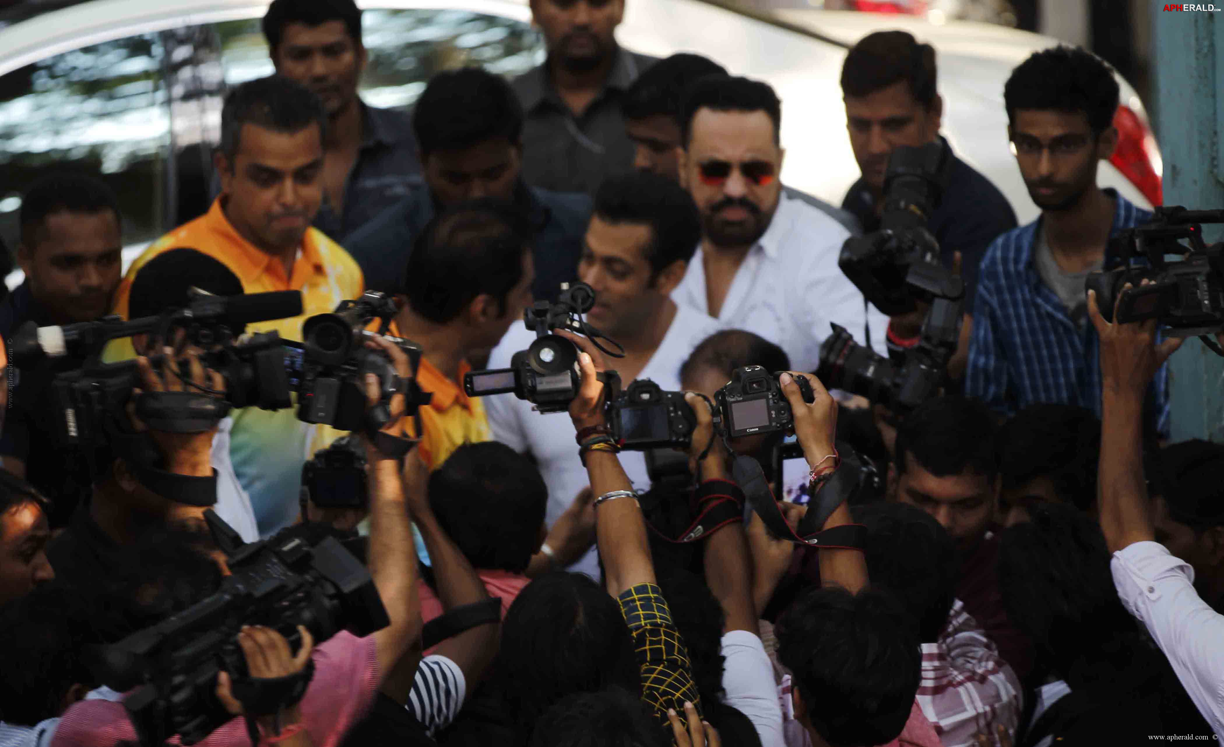 Salman at 5th Milind Deora Jr Challenger