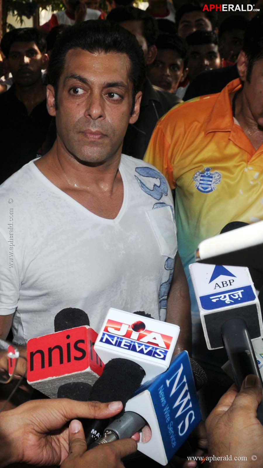 Salman at 5th Milind Deora Jr Challenger