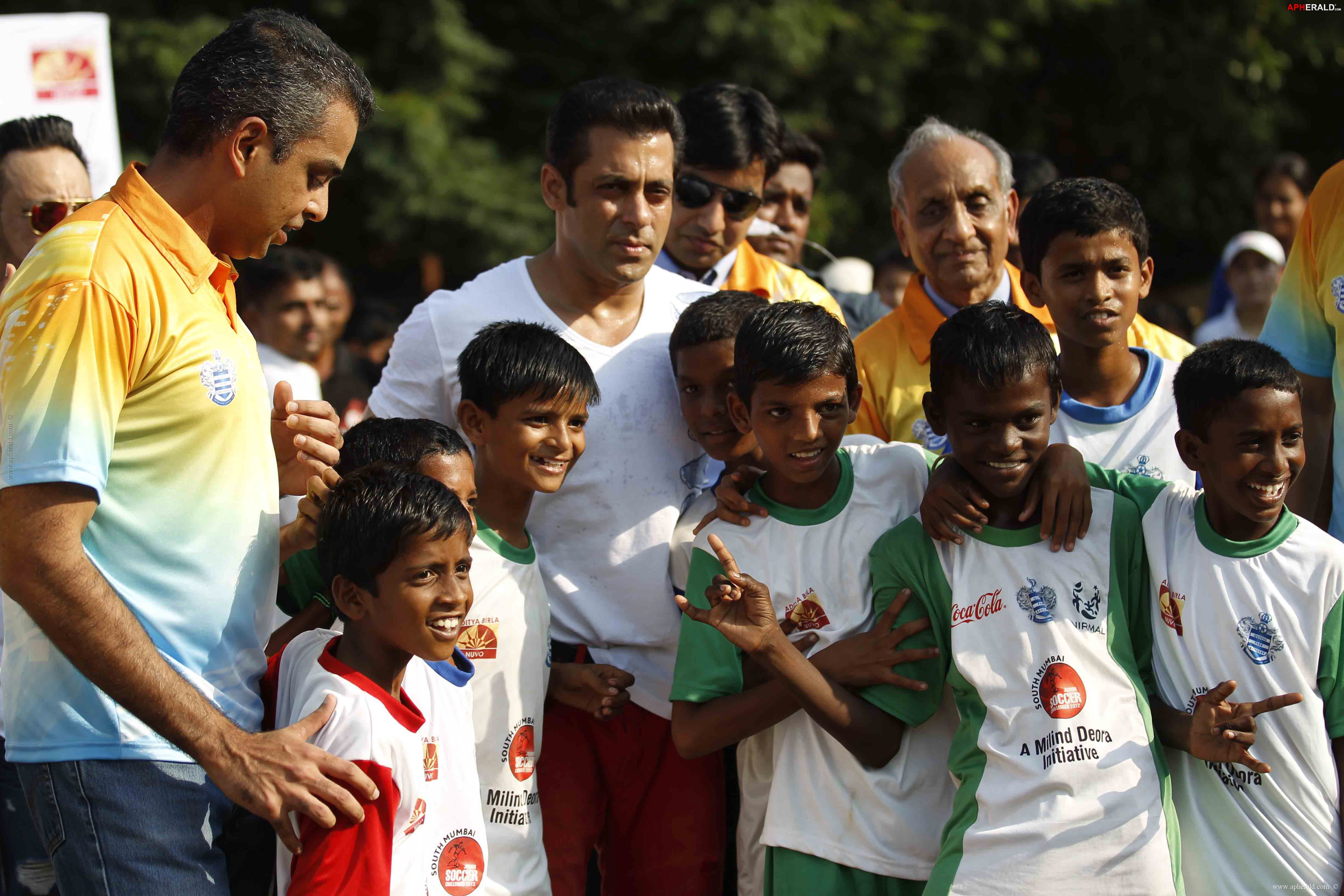 Salman at 5th Milind Deora Jr Challenger