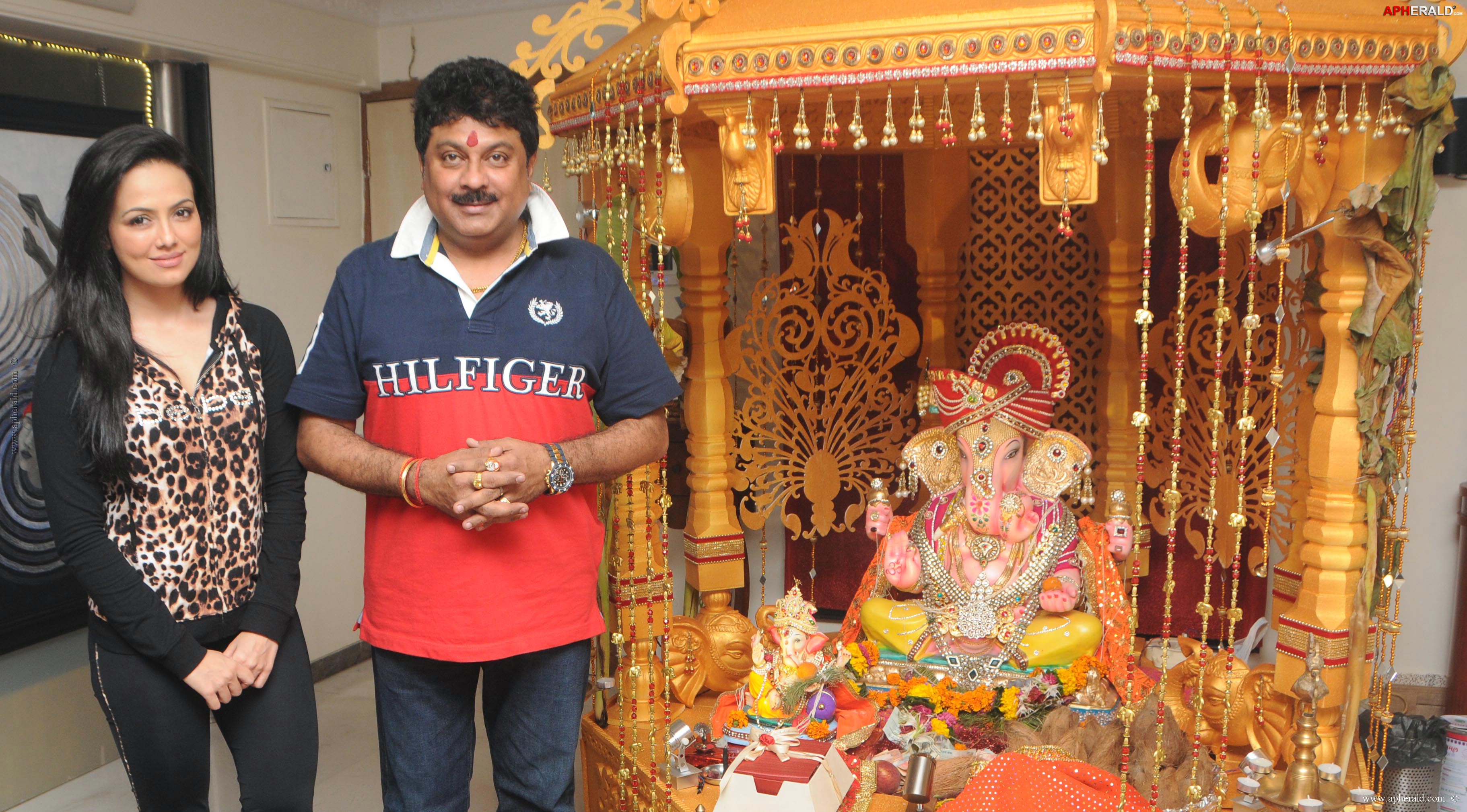 Sana Khan visited Bharti n Kapil Mehra Ganpati