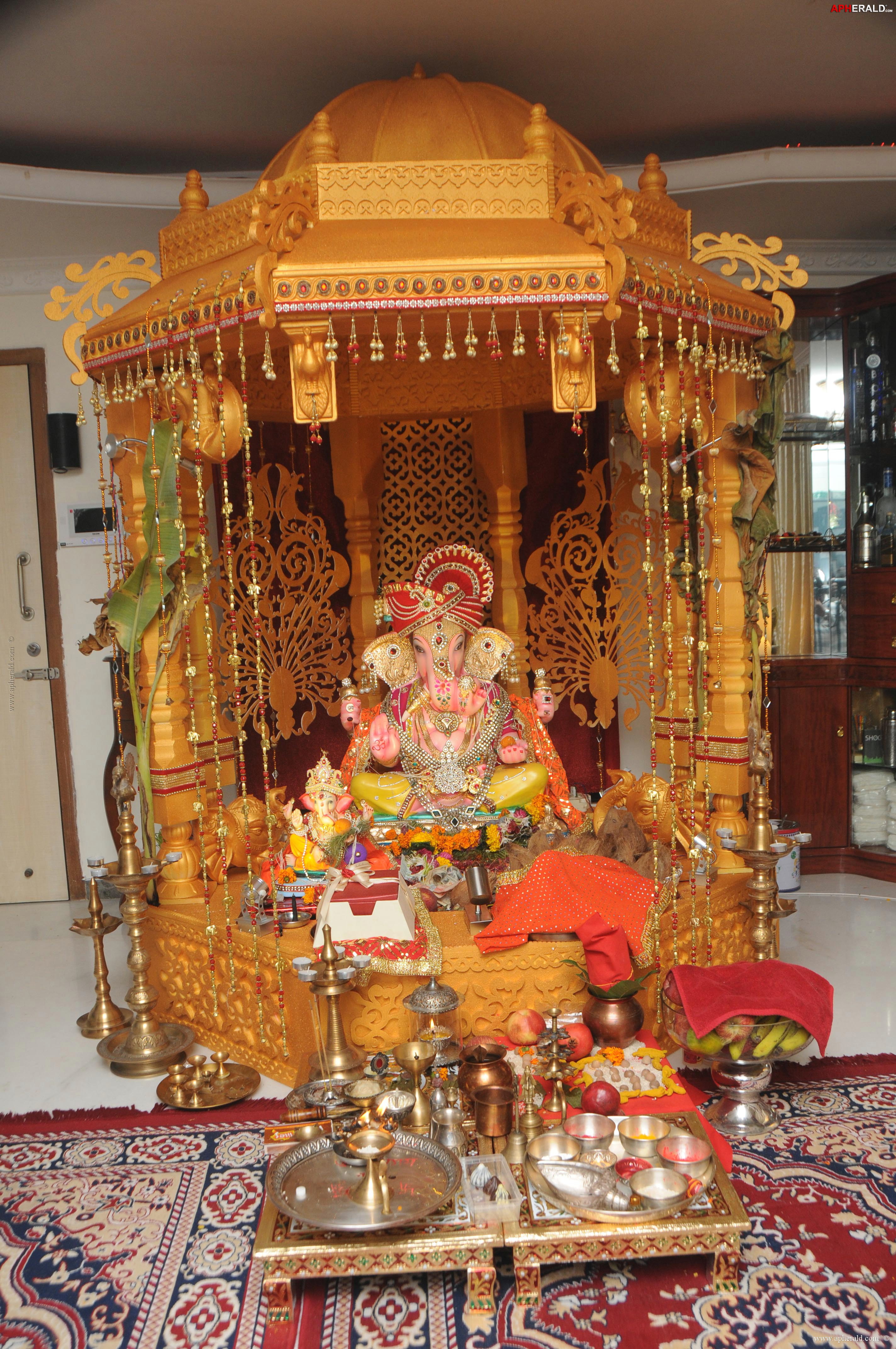 Sana Khan visited Bharti n Kapil Mehra Ganpati