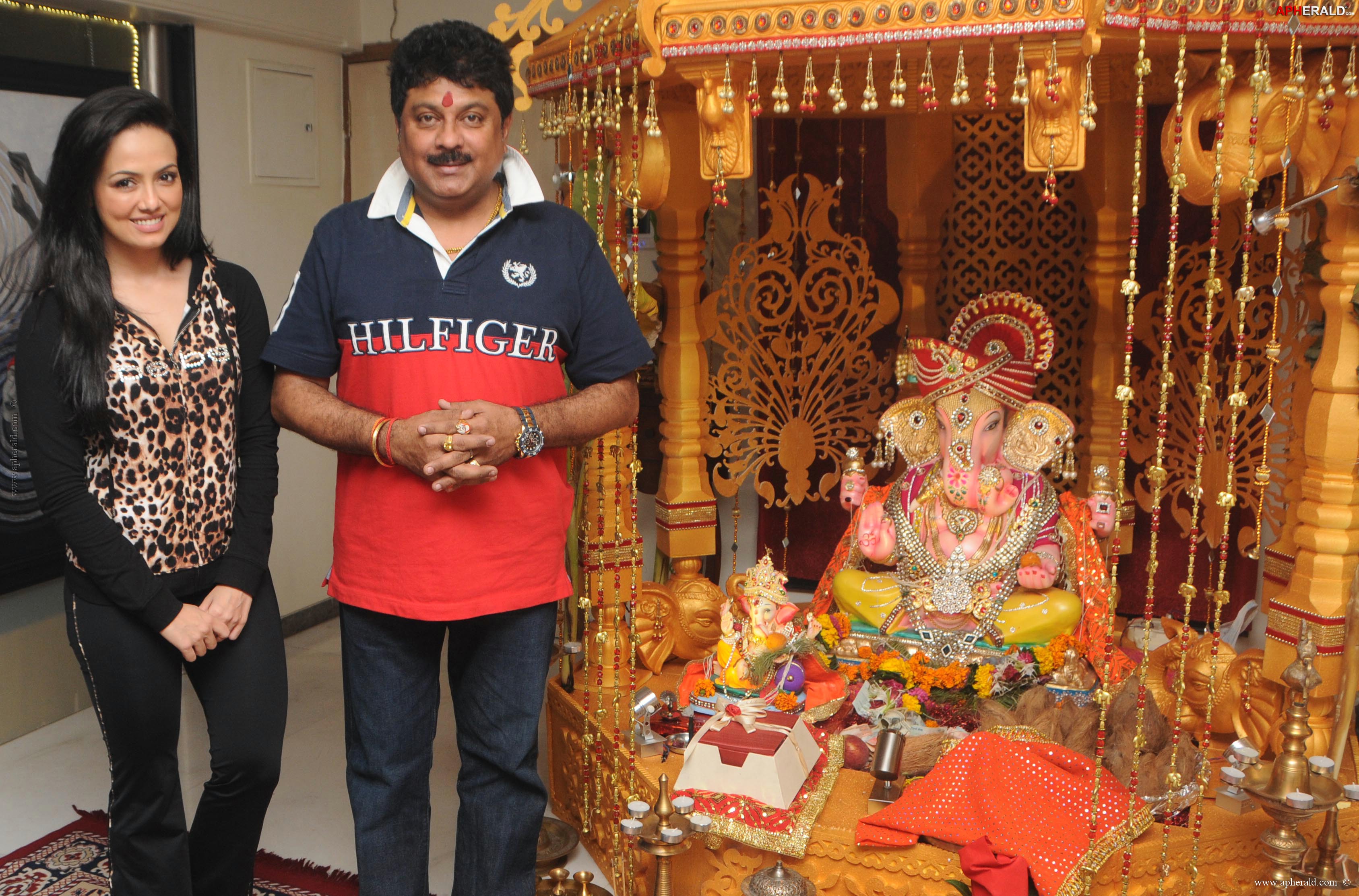 Sana Khan visited Bharti n Kapil Mehra Ganpati