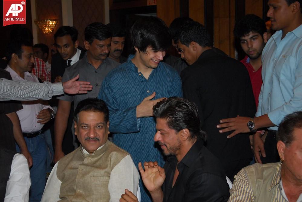 Shah Rukh Khan And Salman Khan At Baba Siddiqui's Iftaar Party