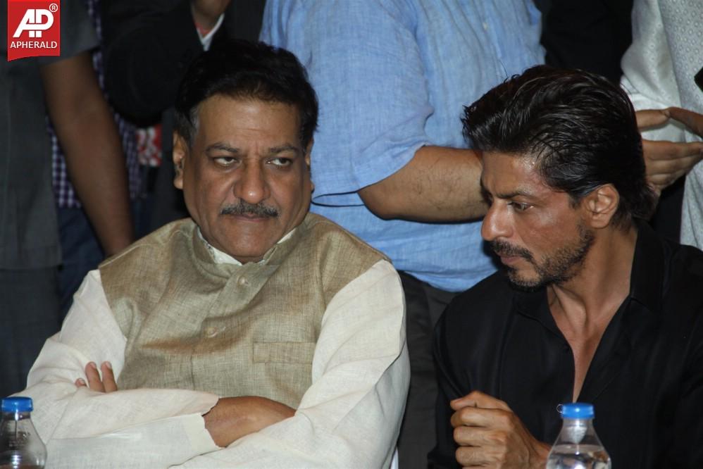 Shah Rukh Khan And Salman Khan At Baba Siddiqui's Iftaar Party