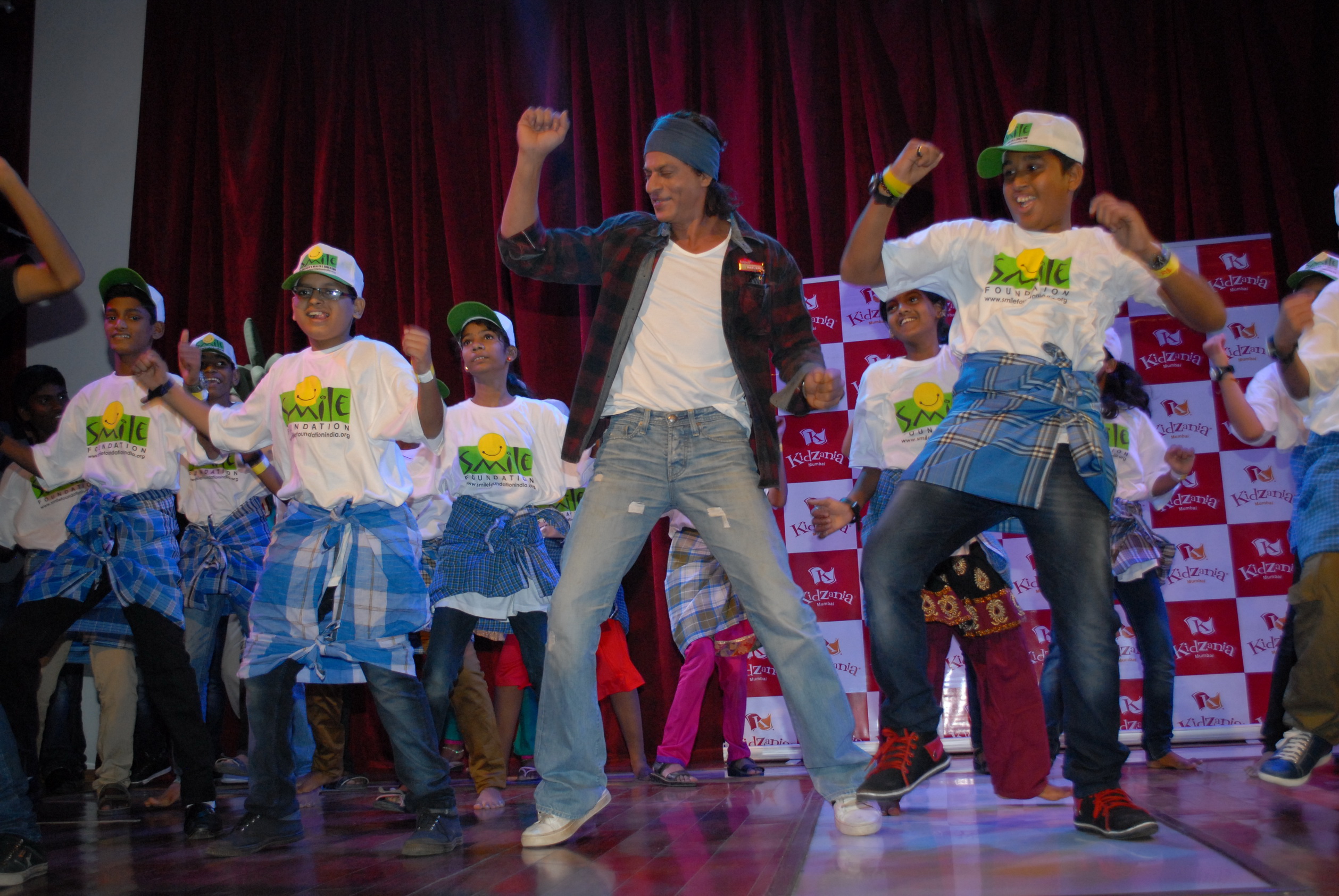 Shahrukh Khan Celebrates Father's Day With Smile Foundation Children