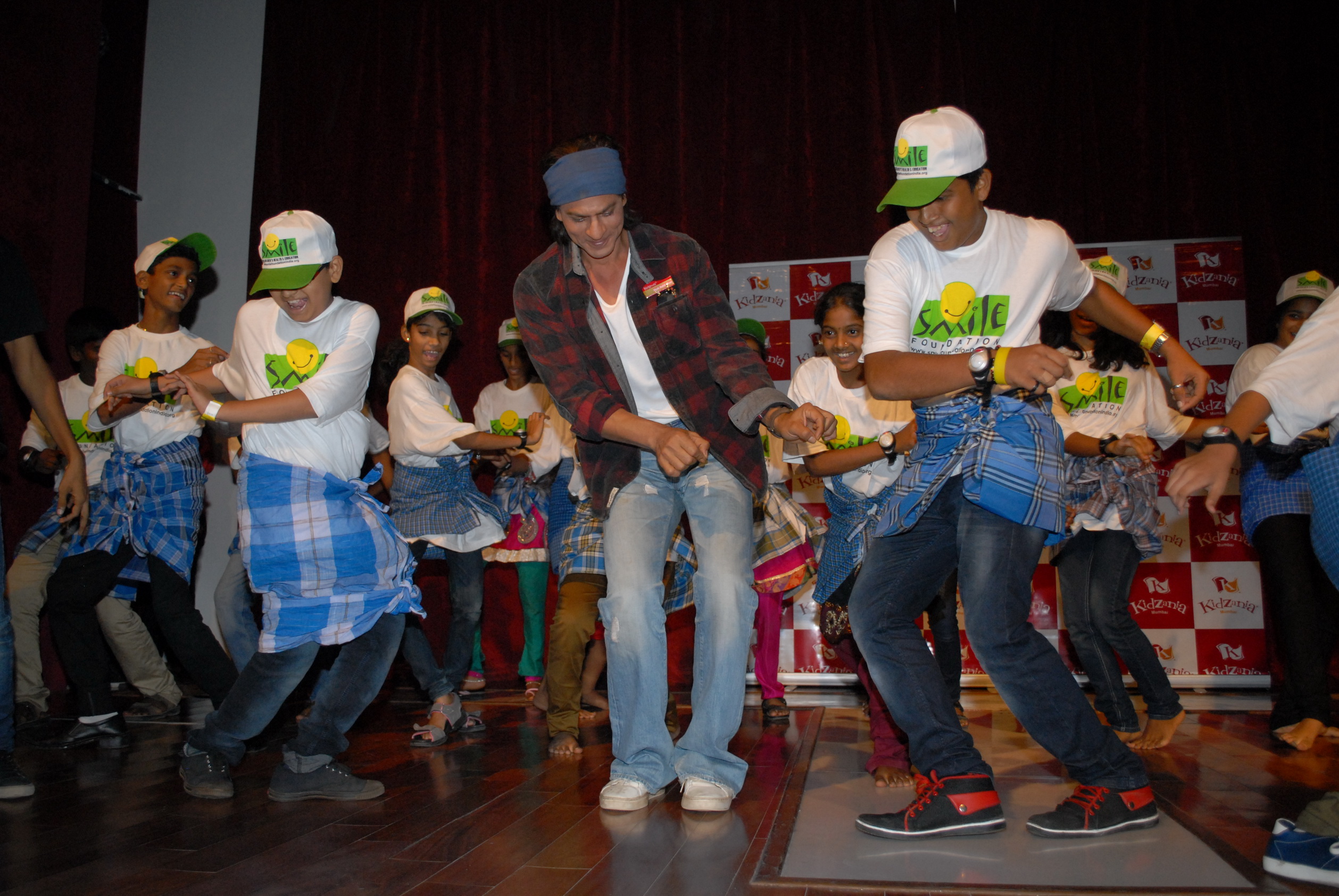 Shahrukh Khan Celebrates Father's Day With Smile Foundation Children