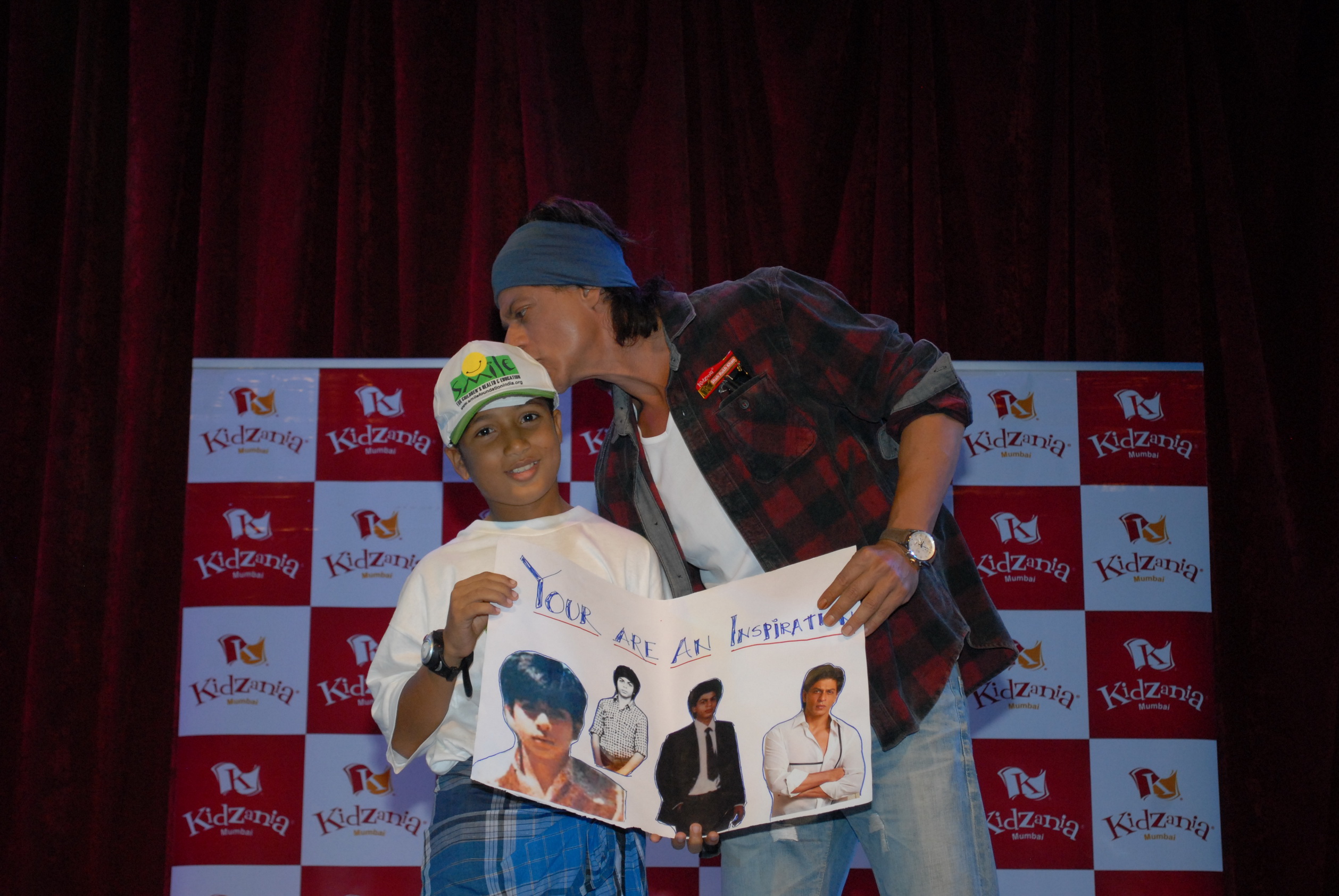 Shahrukh Khan Celebrates Father's Day With Smile Foundation Children