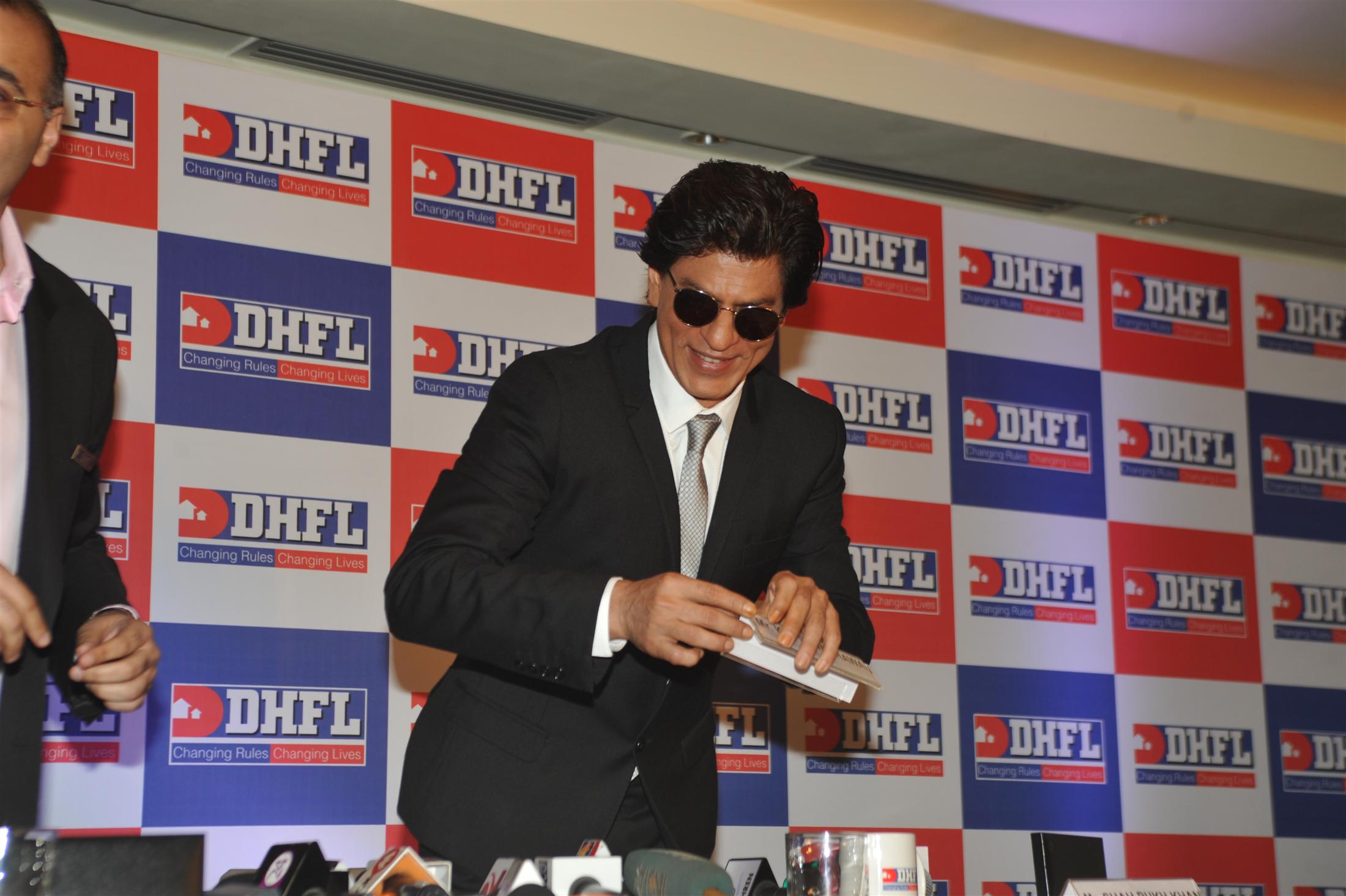 Shahrukh Khan Signed As Brand Ambassador For DHFL