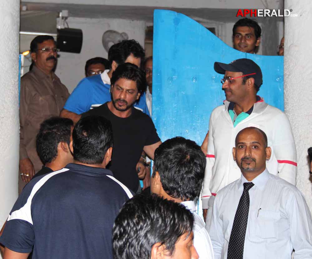 Shahrukh n Sehwag Snapped At Olive Bar