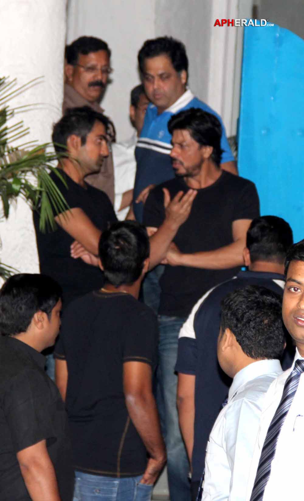 Shahrukh n Sehwag Snapped At Olive Bar