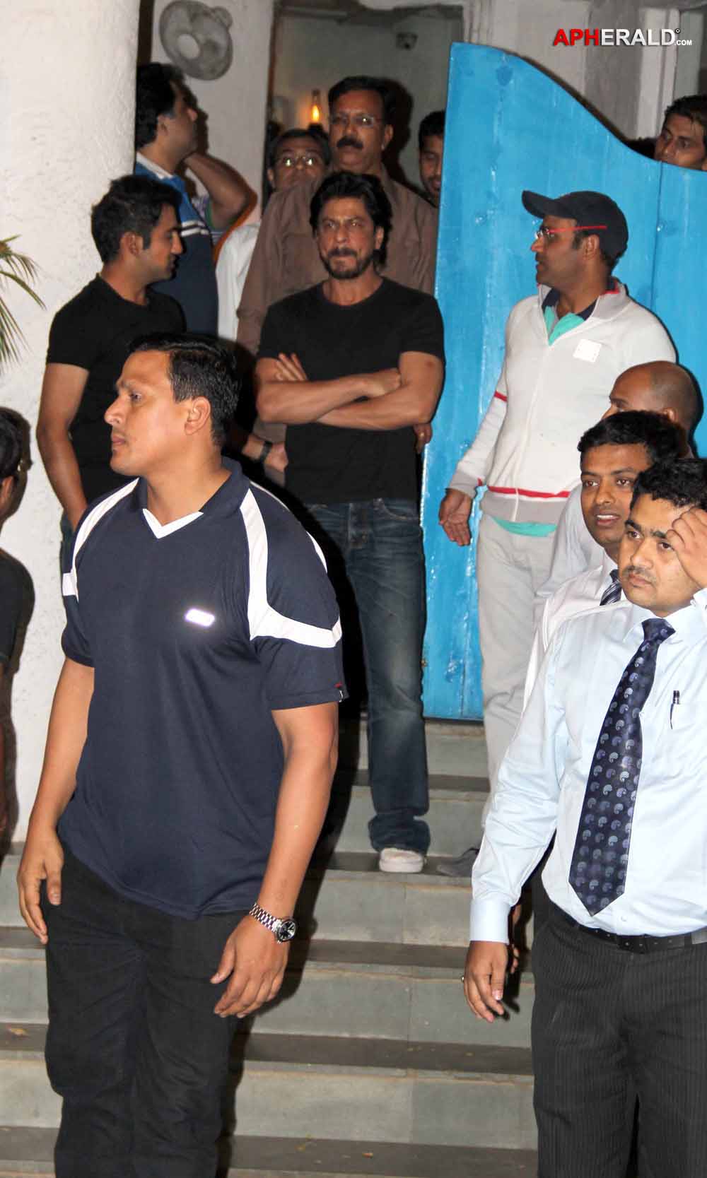 Shahrukh n Sehwag Snapped At Olive Bar