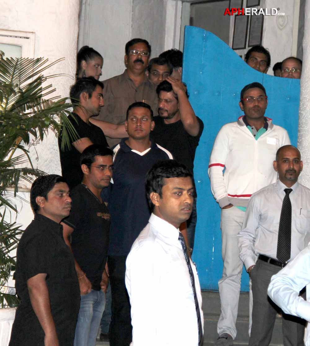 Shahrukh n Sehwag Snapped At Olive Bar