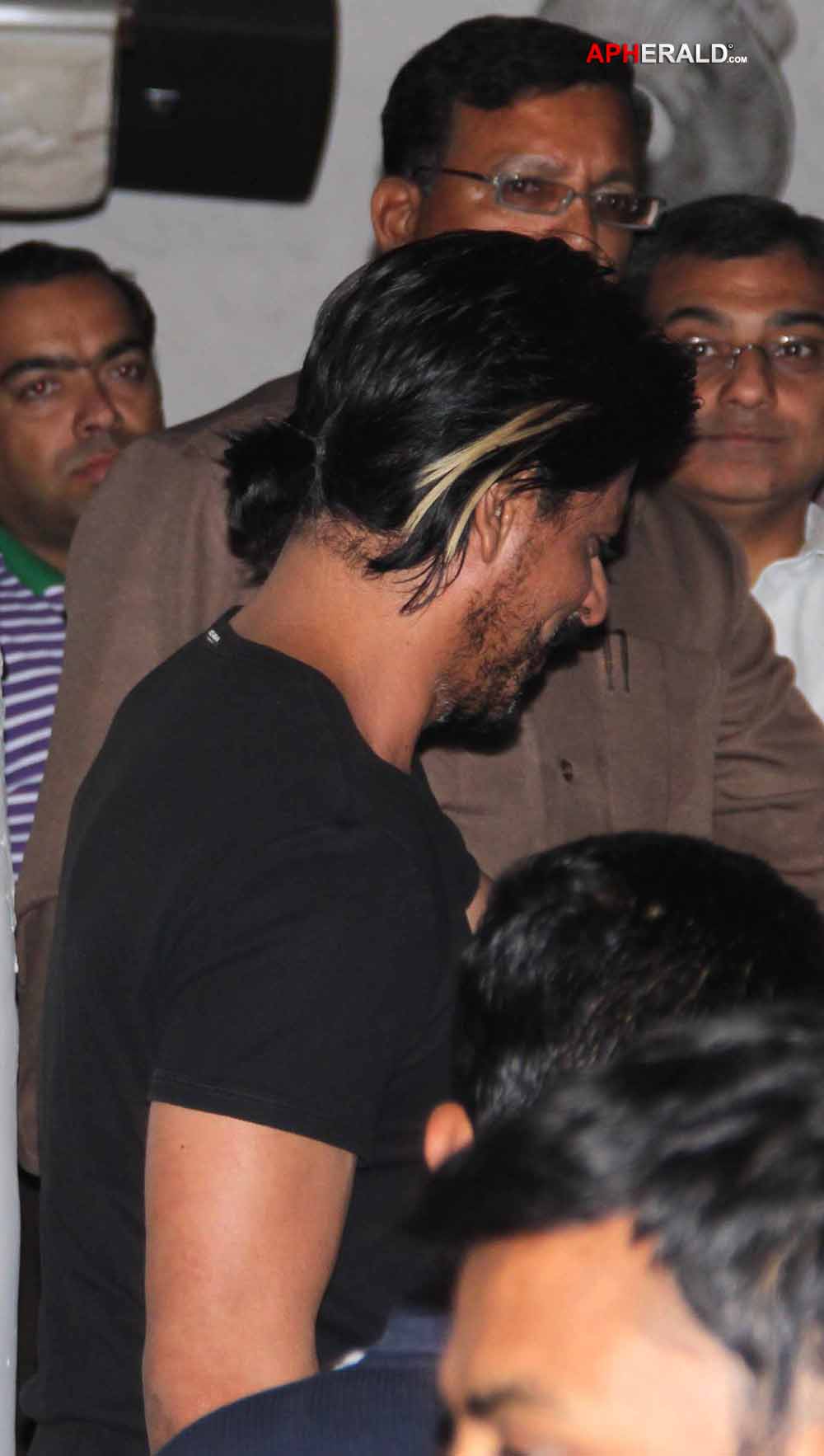 Shahrukh n Sehwag Snapped At Olive Bar