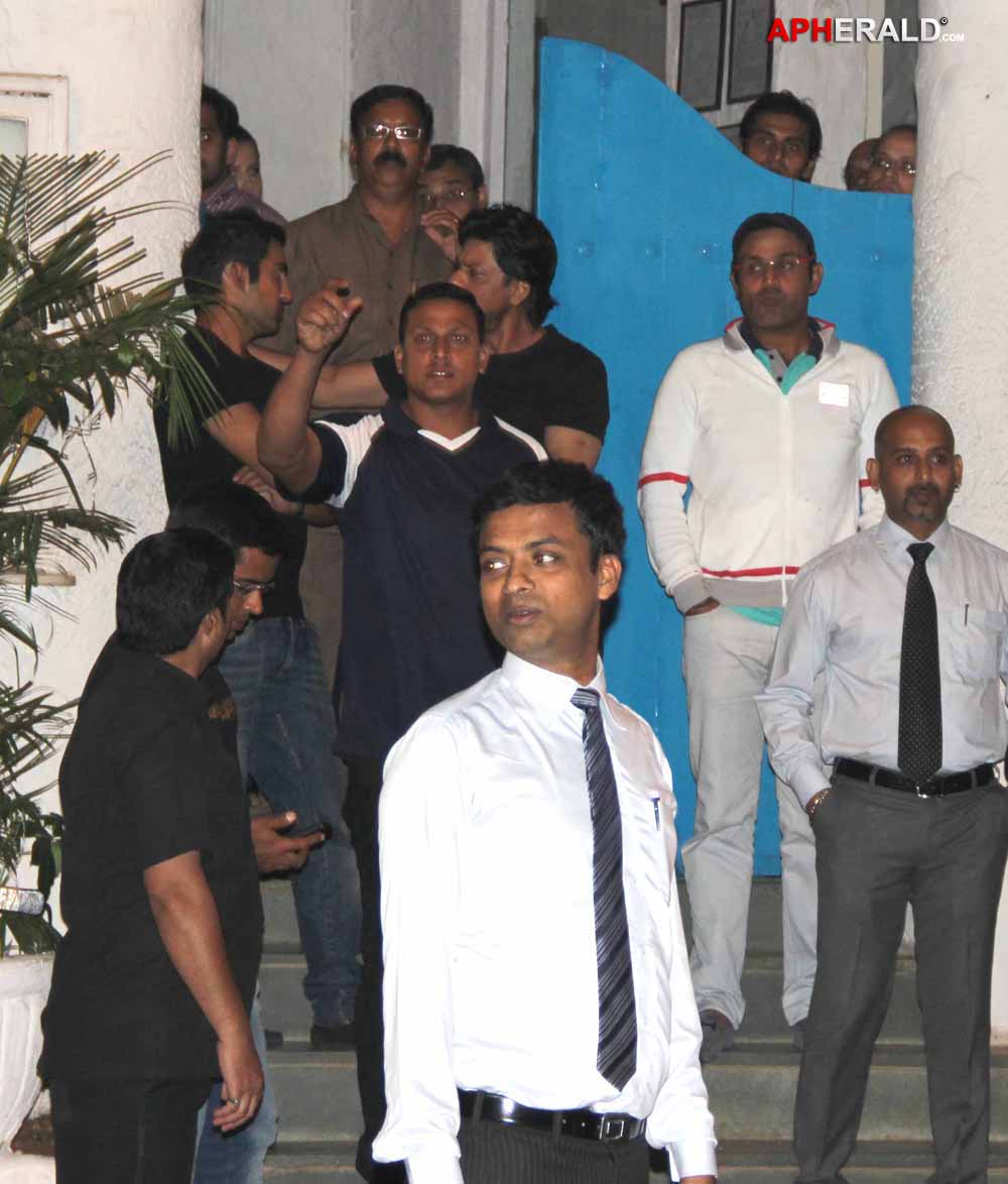 Shahrukh n Sehwag Snapped At Olive Bar