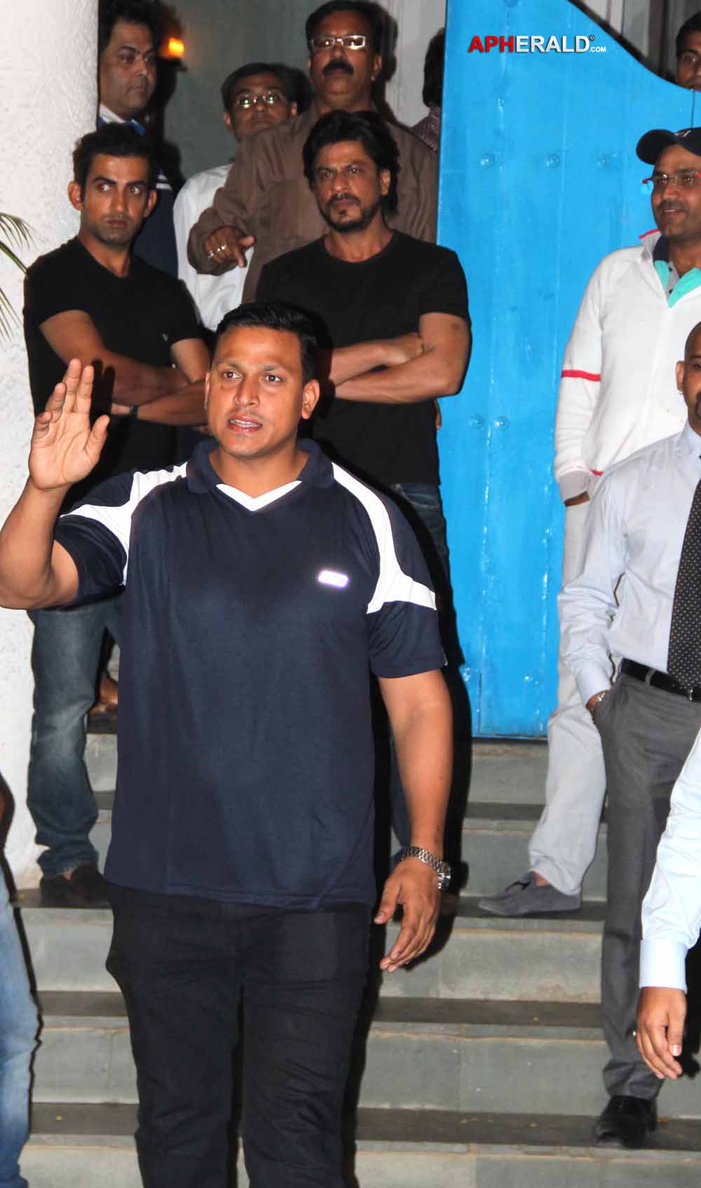Shahrukh n Sehwag Snapped At Olive Bar