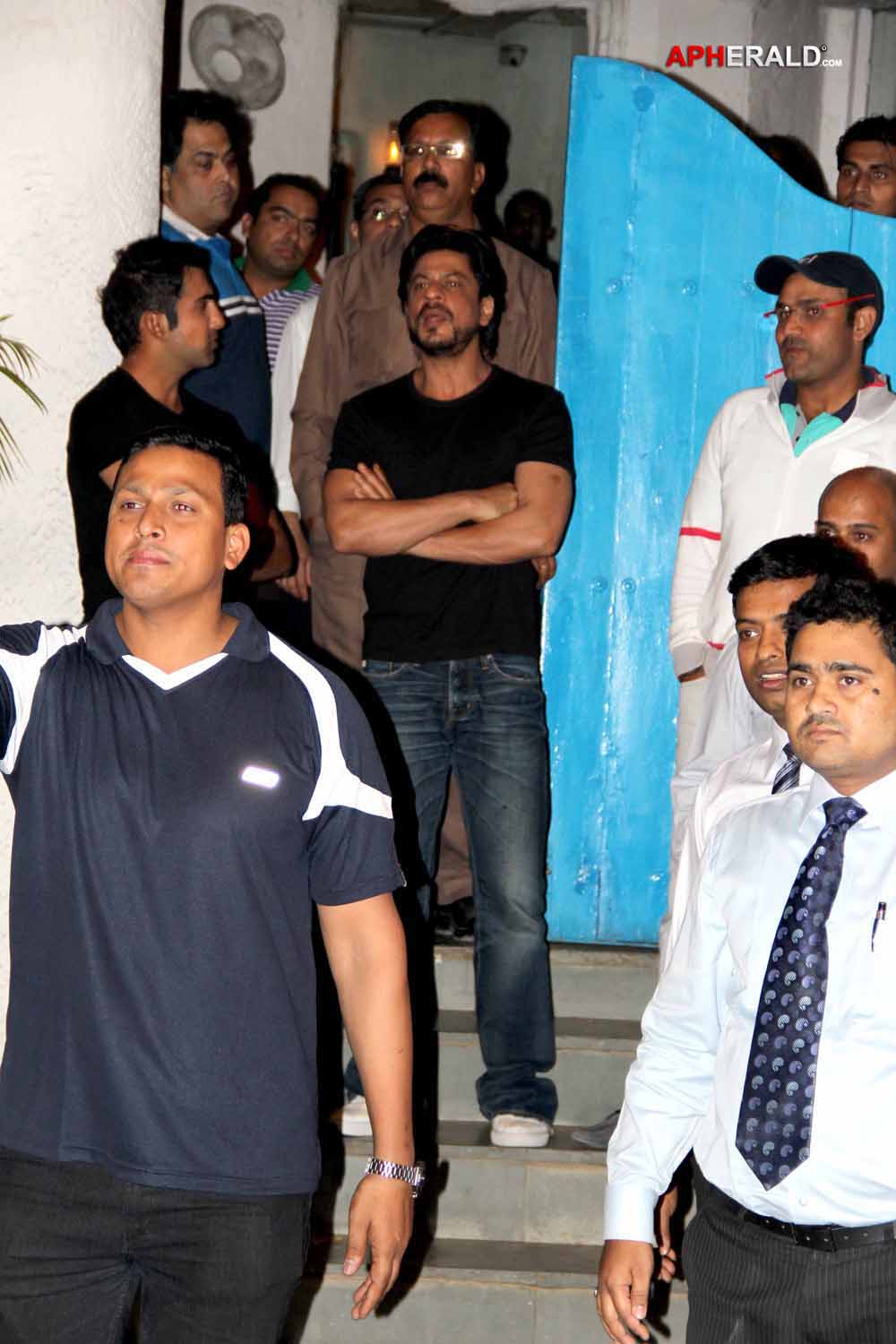 Shahrukh n Sehwag Snapped At Olive Bar