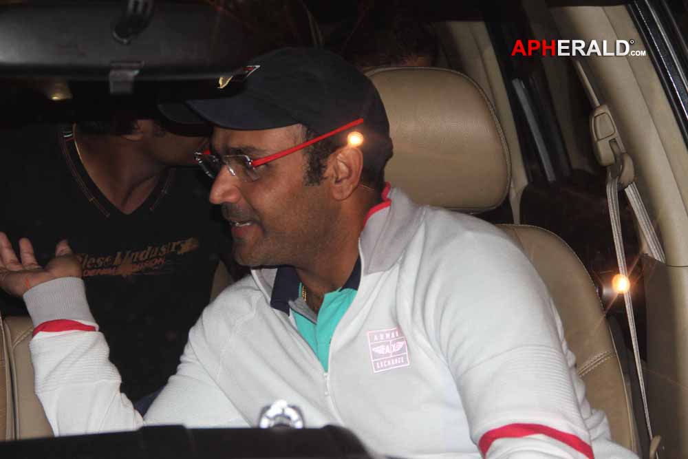 Shahrukh n Sehwag Snapped At Olive Bar