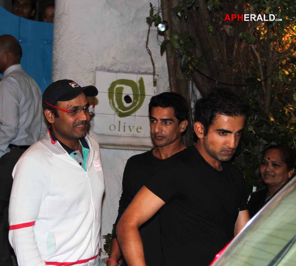 Shahrukh n Sehwag Snapped At Olive Bar