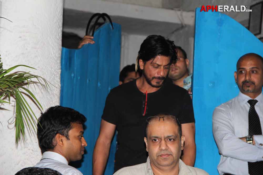 Shahrukh n Sehwag Snapped At Olive Bar