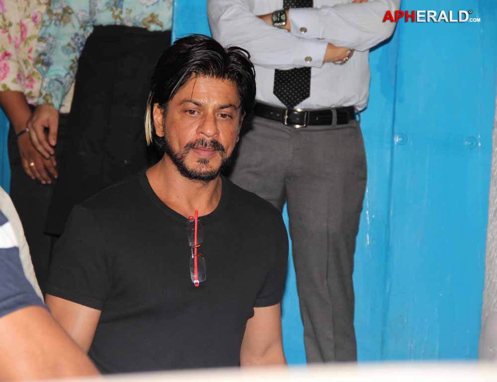 Shahrukh n Sehwag Snapped At Olive Bar