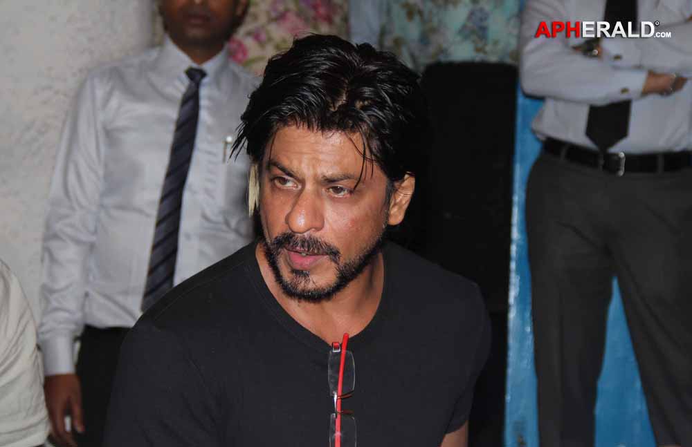 Shahrukh n Sehwag Snapped At Olive Bar