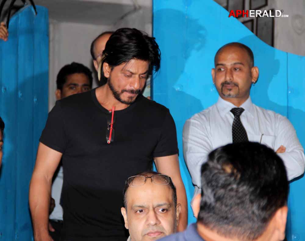 Shahrukh n Sehwag Snapped At Olive Bar