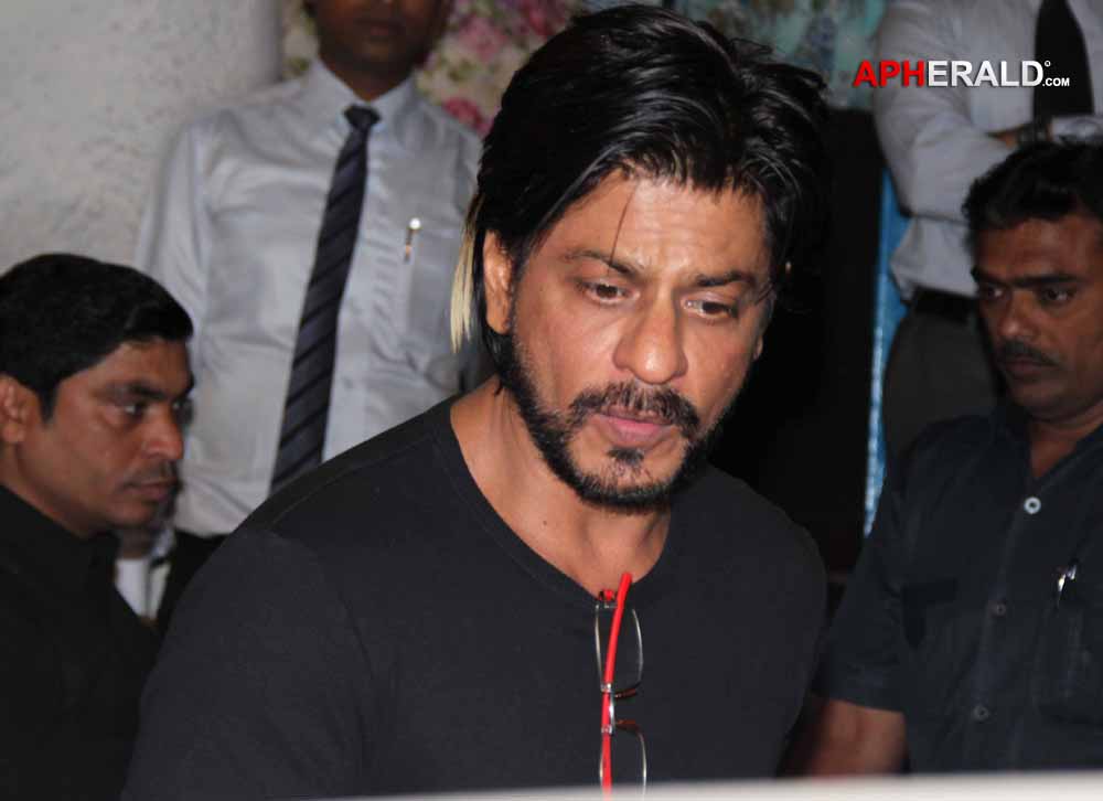 Shahrukh n Sehwag Snapped At Olive Bar