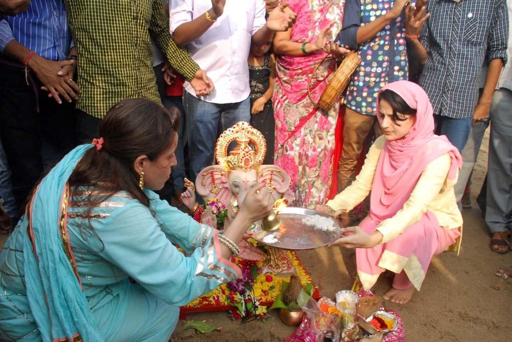 Shilpa Shetty At Ganesh Idol Pics