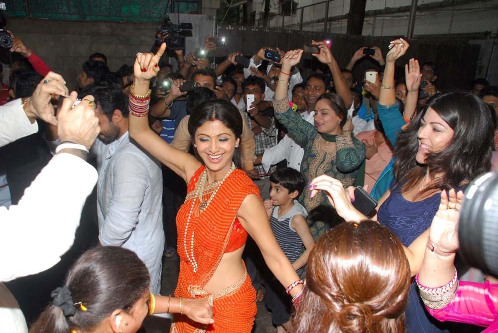 Shilpa Shetty At Ganesh Idol Pics