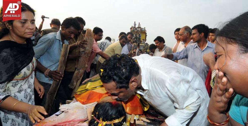 Shobha Nagi Reddy Funerals at Allagadda Pics