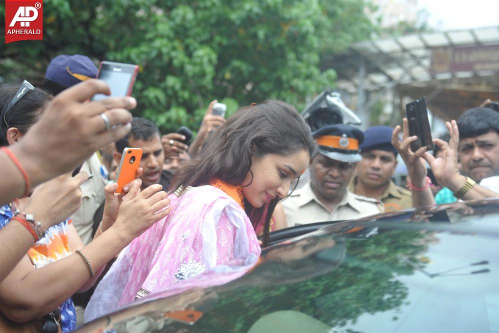 Shraddha Kapoor Visits Siddhi Vinayak Temple