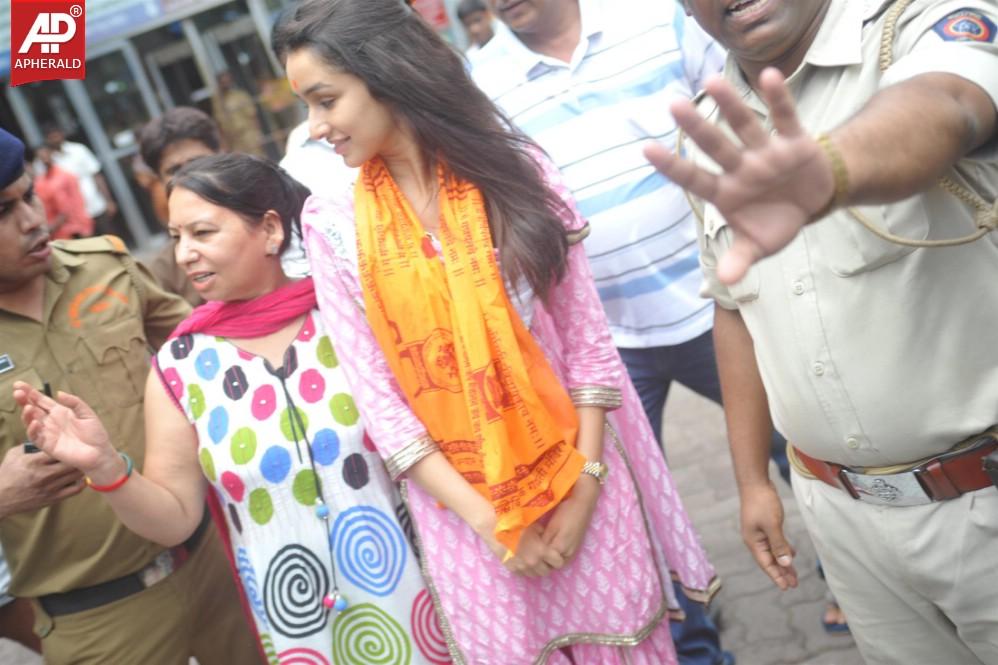 Shraddha Kapoor Visits Siddhi Vinayak Temple