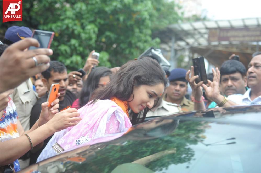 Shraddha Kapoor Visits Siddhi Vinayak Temple