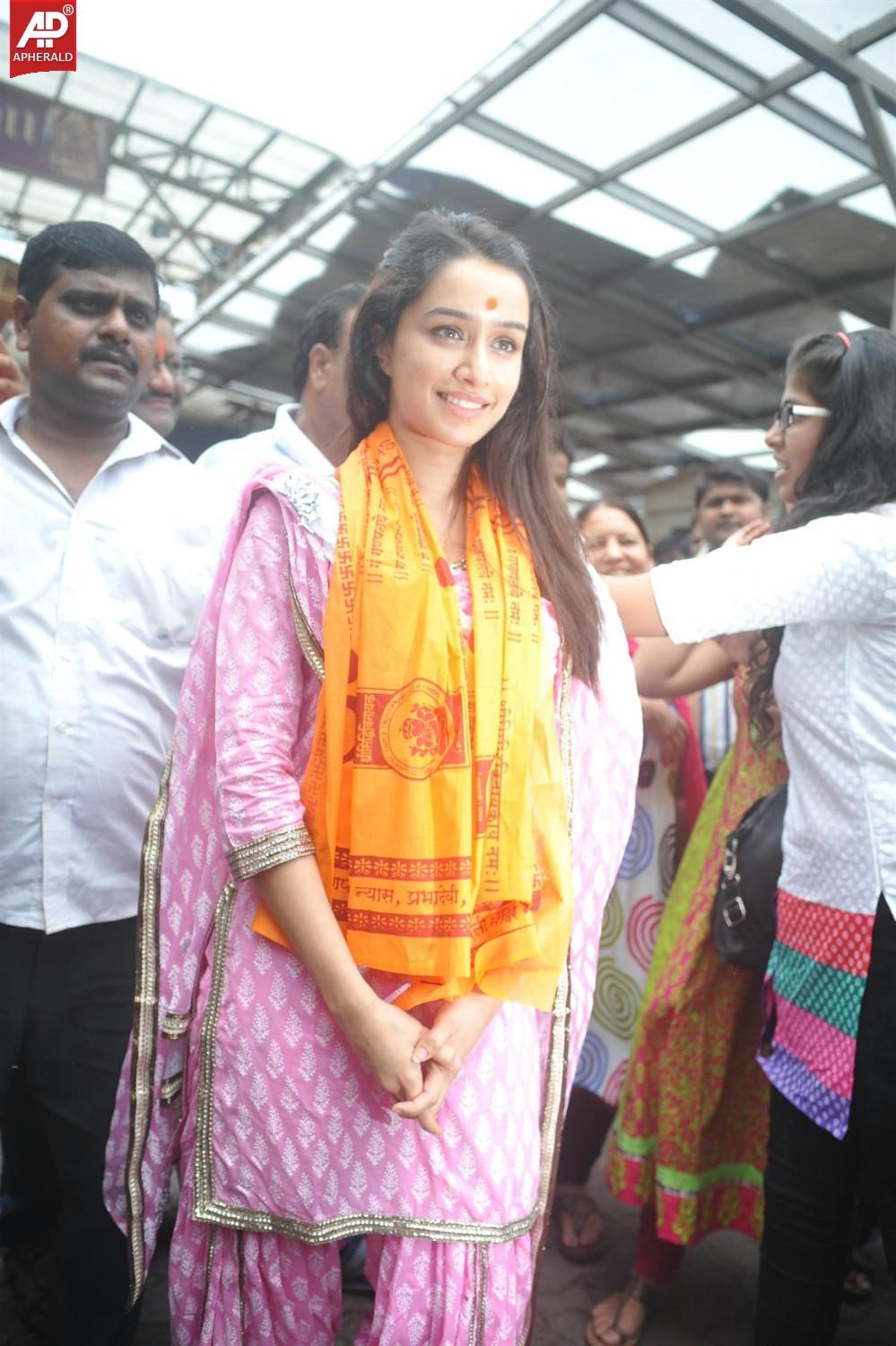 Shraddha Kapoor Visits Siddhi Vinayak Temple