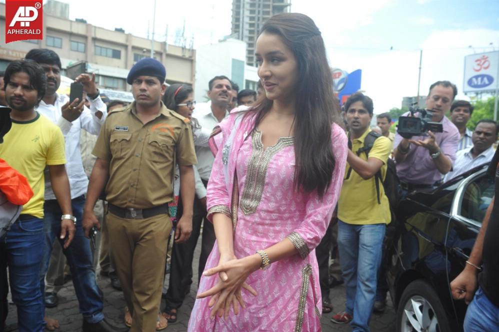 Shraddha Kapoor Visits Siddhi Vinayak Temple