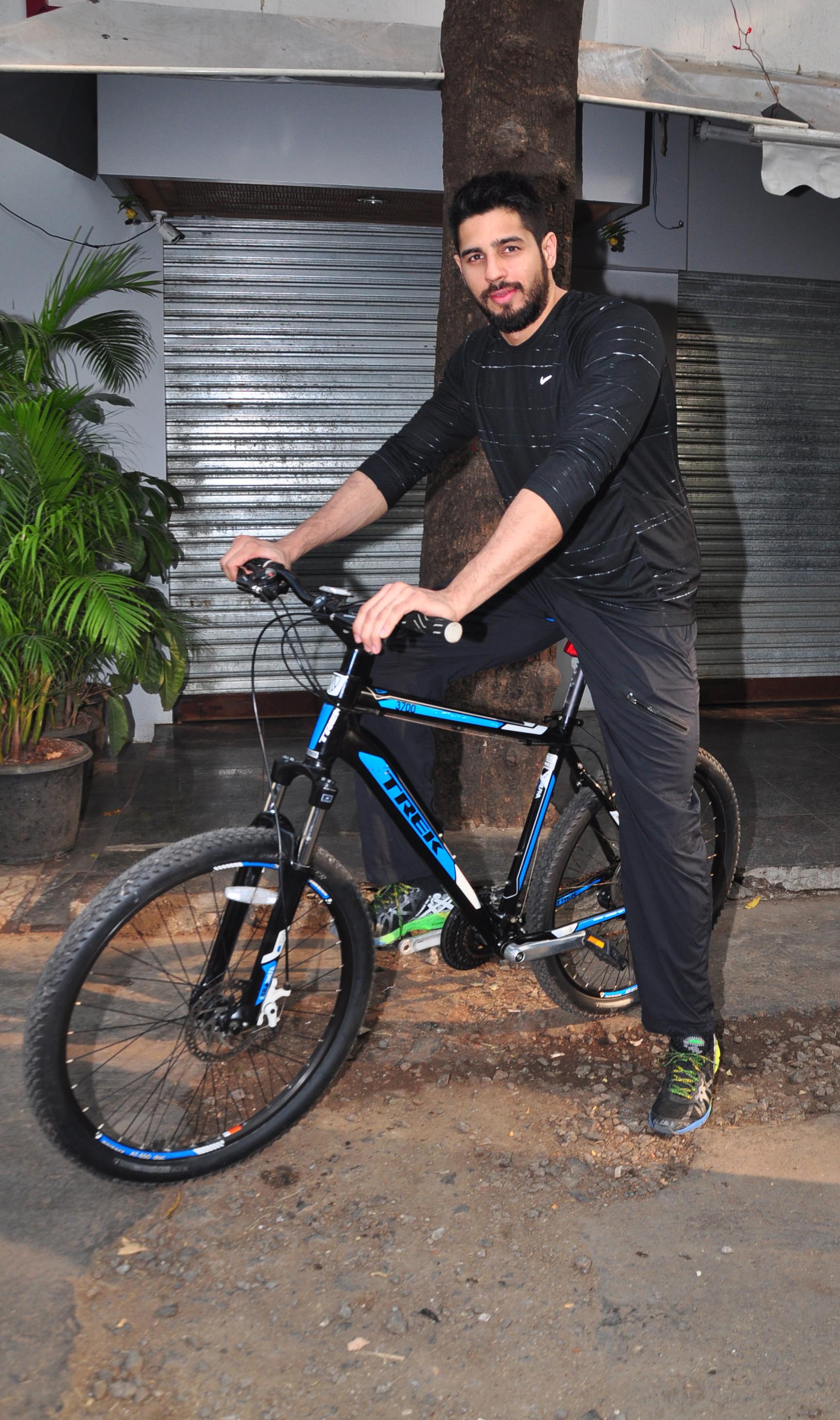 Sidharth Malhotra Cycles at The Equal Street Movement