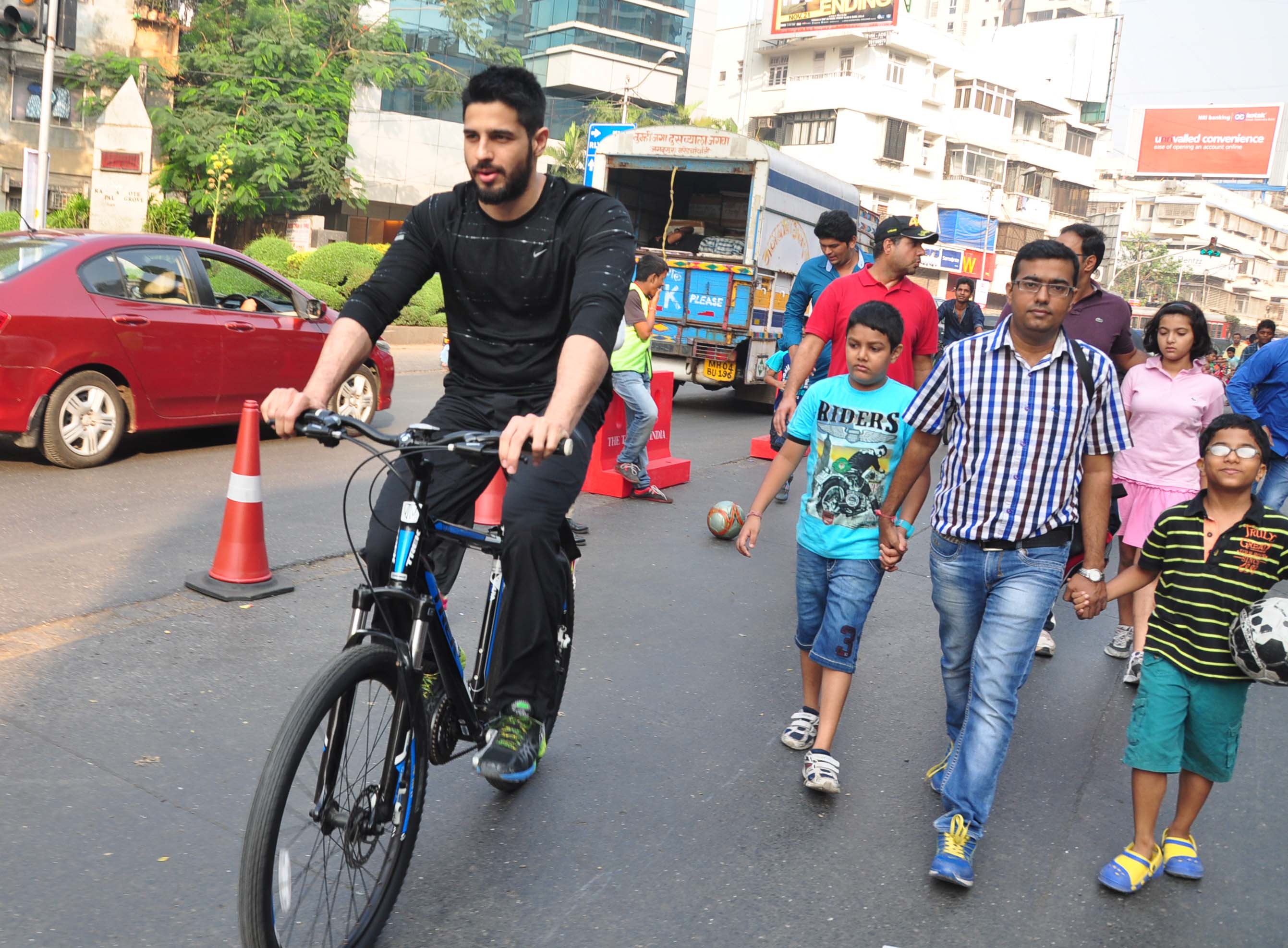 Sidharth Malhotra Cycles at The Equal Street Movement