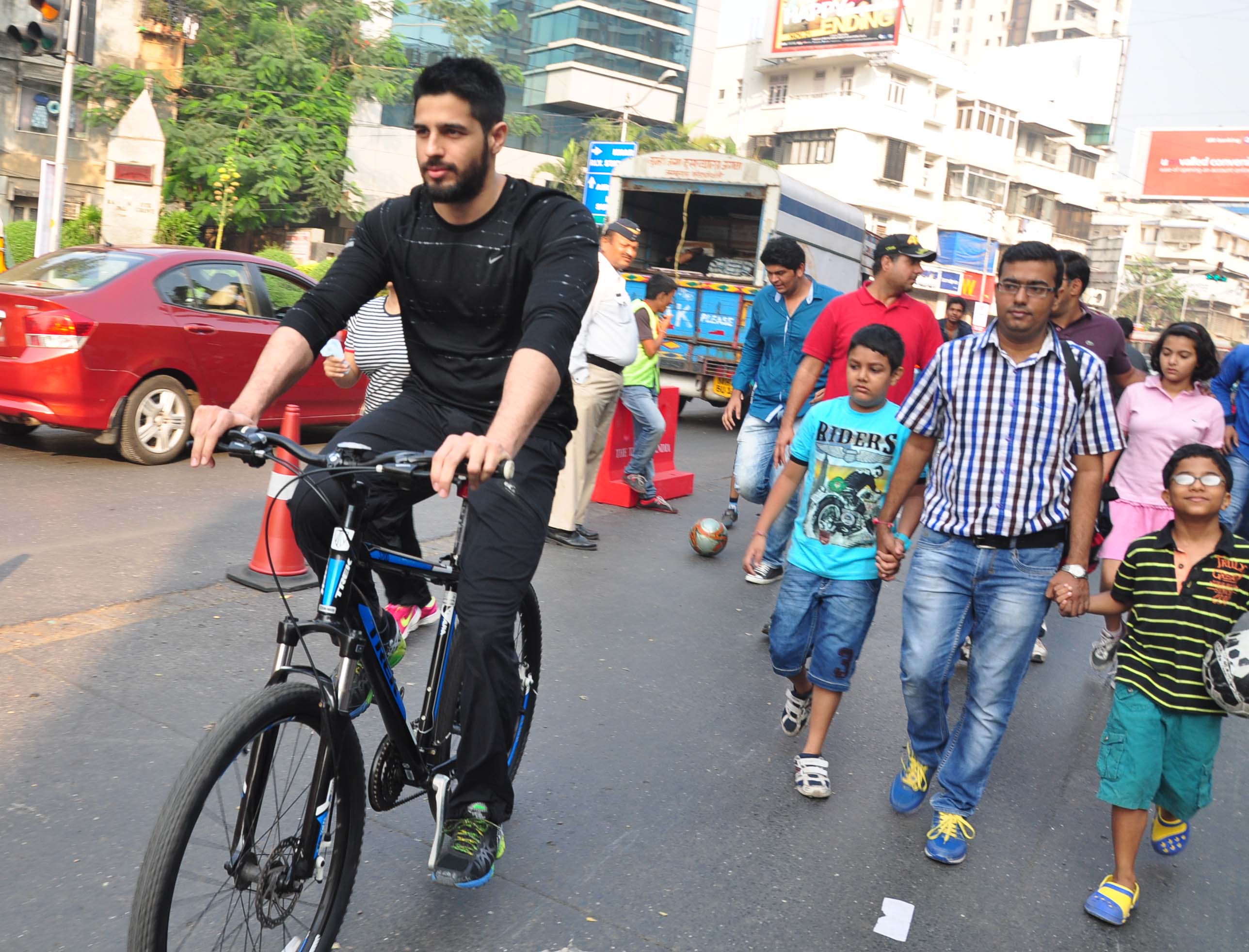 Sidharth Malhotra Cycles at The Equal Street Movement