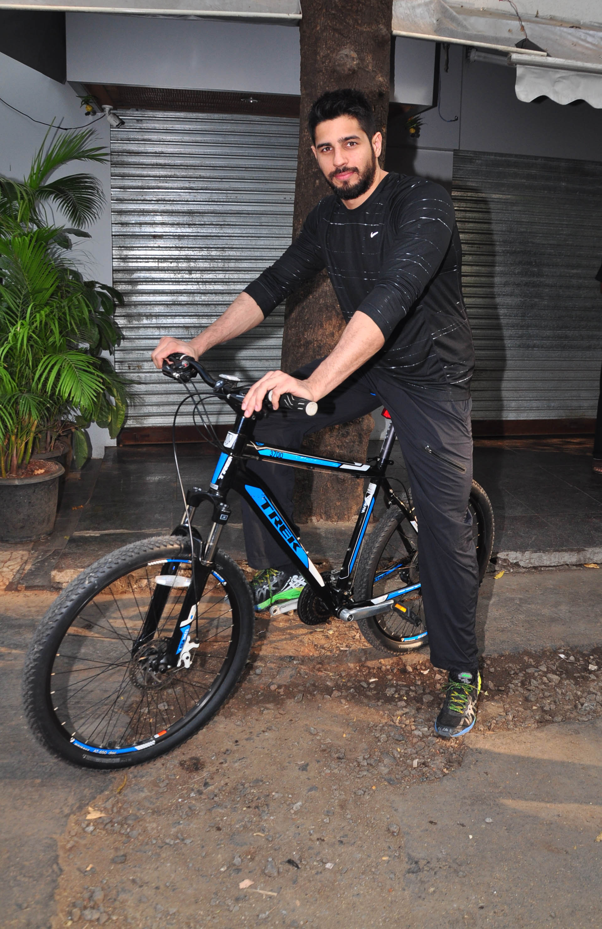 Sidharth Malhotra Cycles at The Equal Street Movement