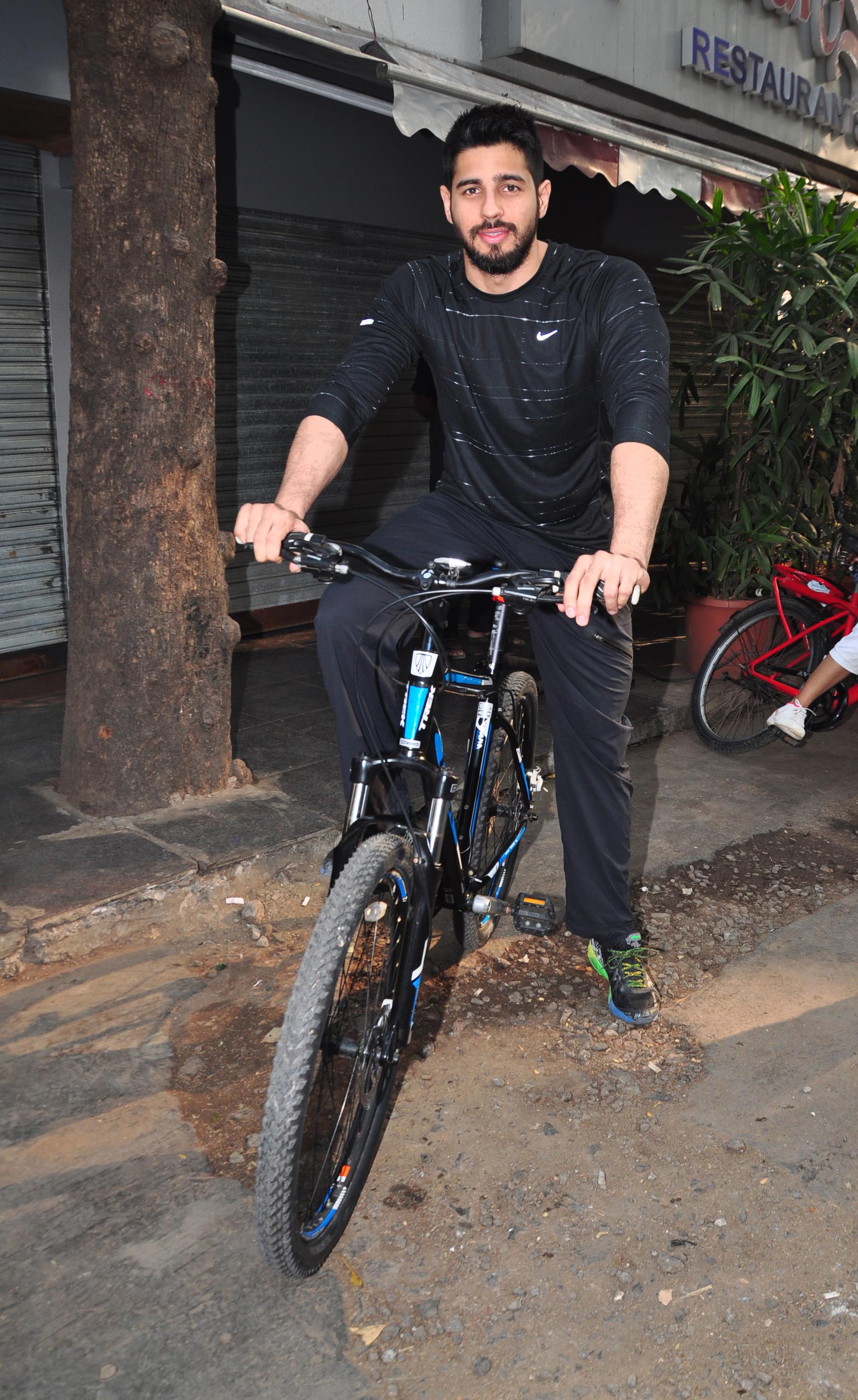 Sidharth Malhotra Cycles at The Equal Street Movement