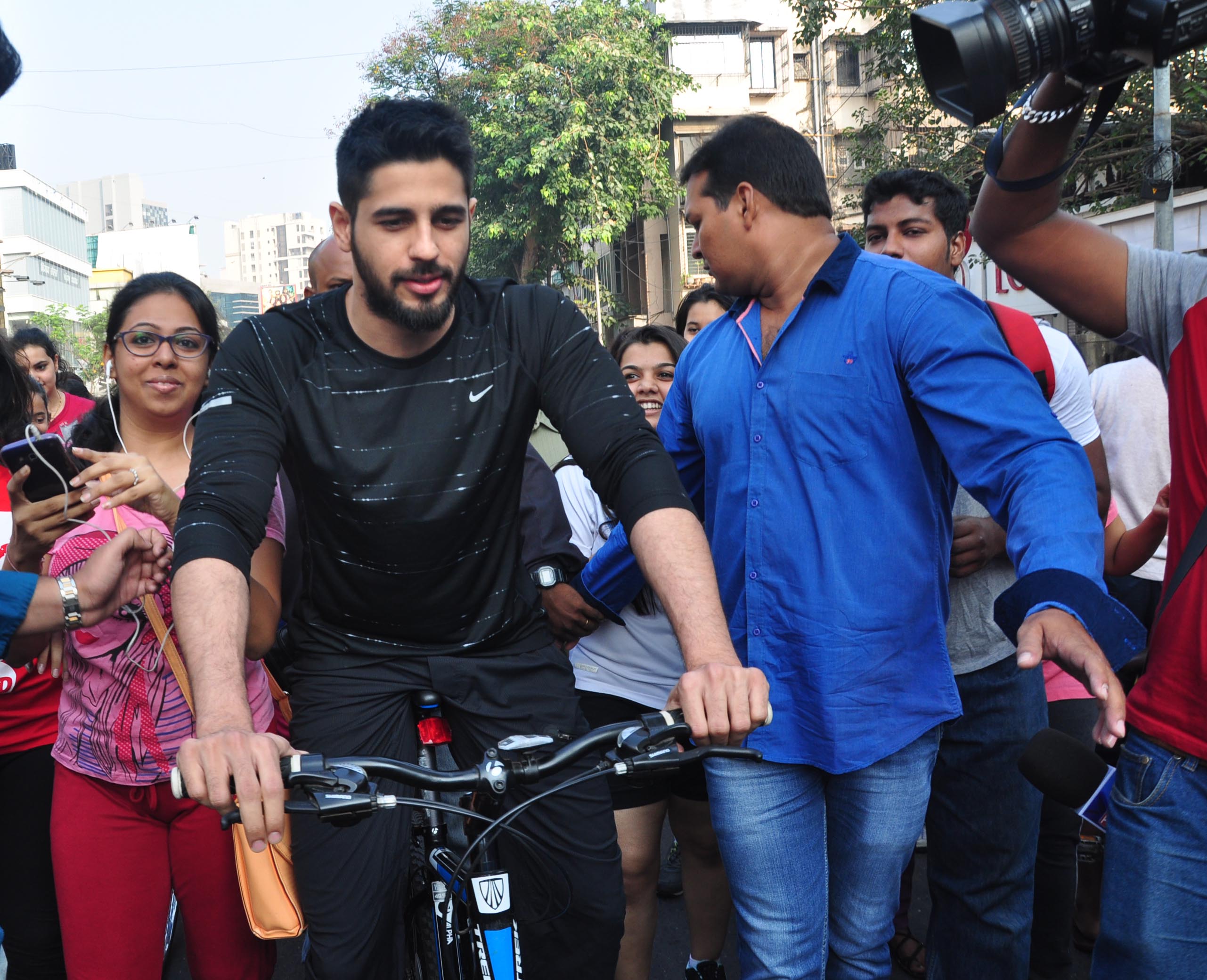 Sidharth Malhotra Cycles at The Equal Street Movement