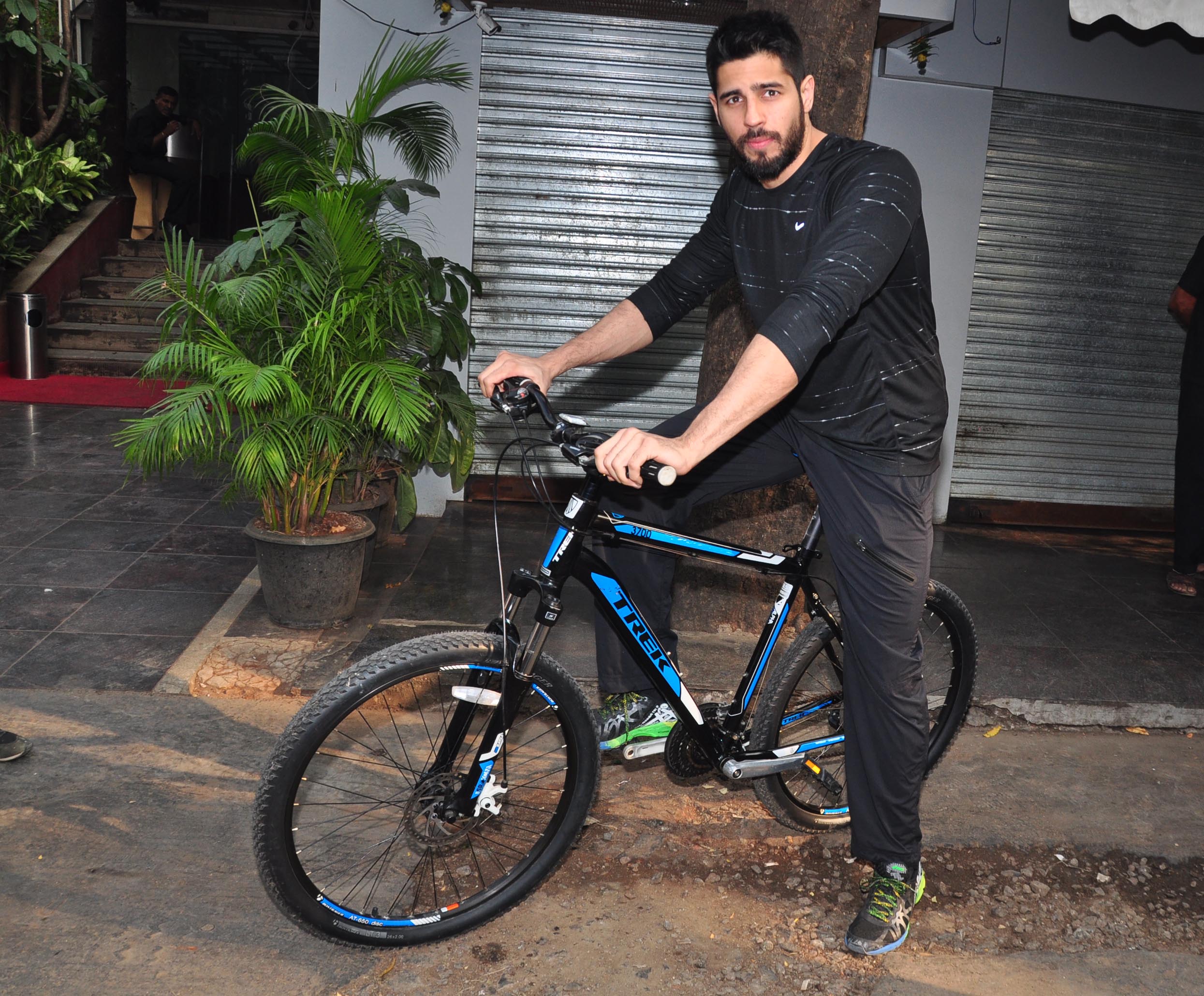 Sidharth Malhotra Cycles at The Equal Street Movement