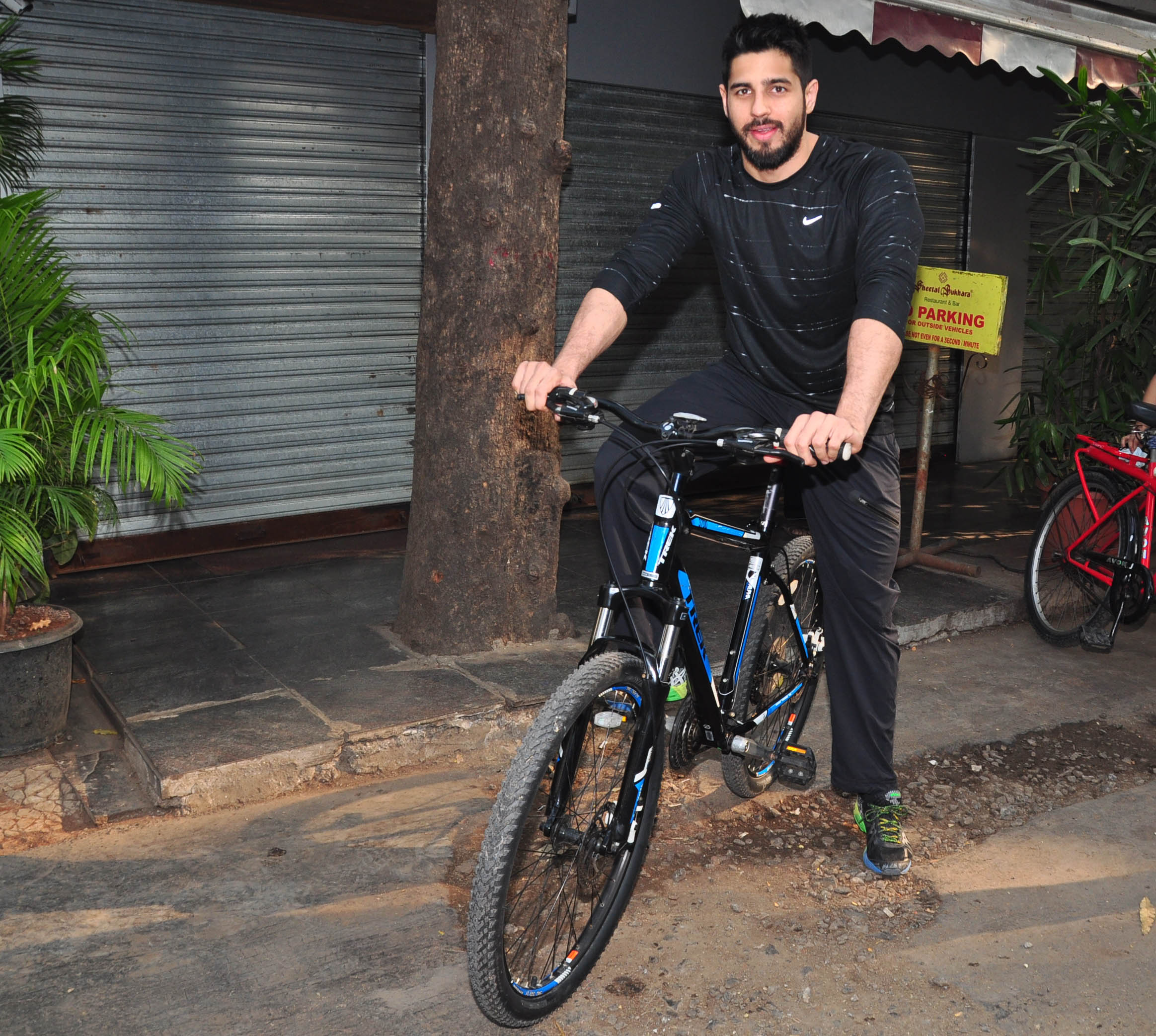 Sidharth Malhotra Cycles at The Equal Street Movement