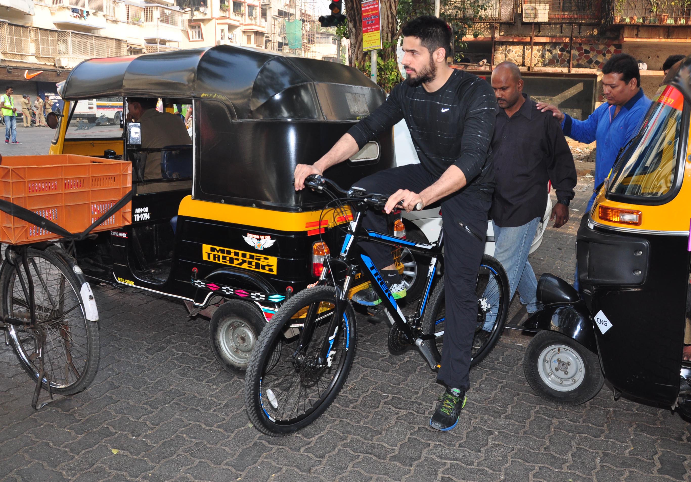 Sidharth Malhotra Cycles at The Equal Street Movement