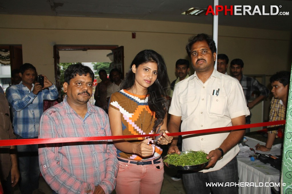 Swetha Pandit Launch Silk of India Exhibition