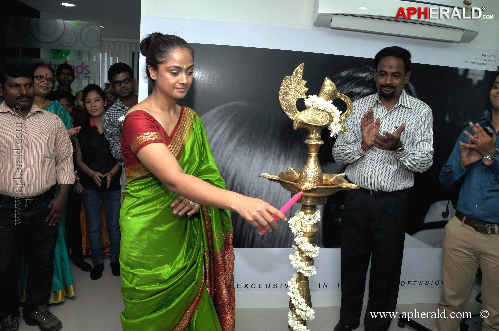 Simran launches Green Trends 137th Salon