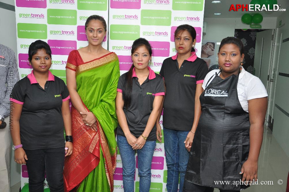Simran launches Green Trends 137th Salon