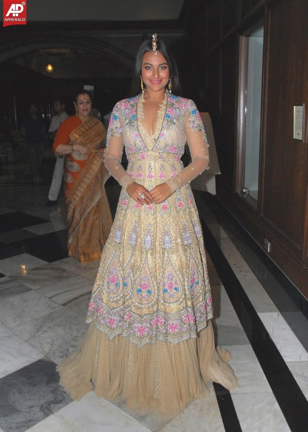 Sonakshi Sinha Ramp Walk At Tarun Tahiliani Show