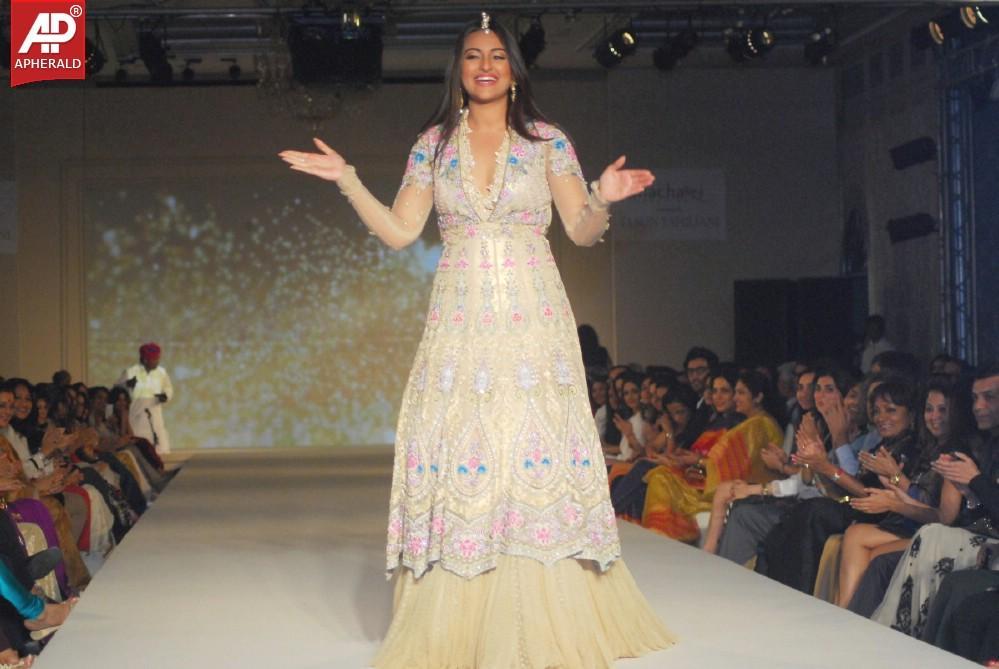 Sonakshi Sinha Ramp Walk At Tarun Tahiliani Show