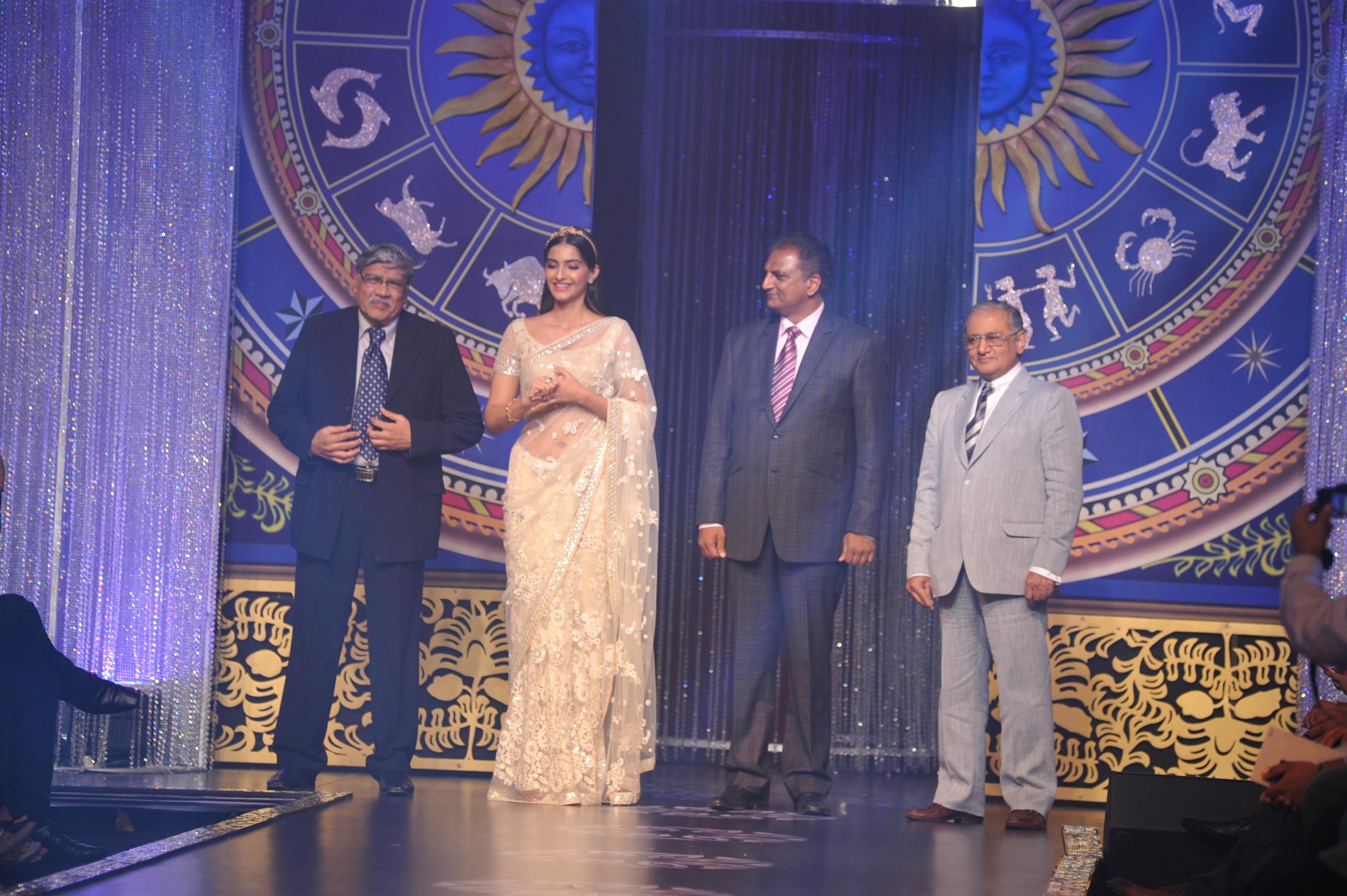Sonam Kapoor And Bipasha Basu At IIJW 2014 Grand Finale